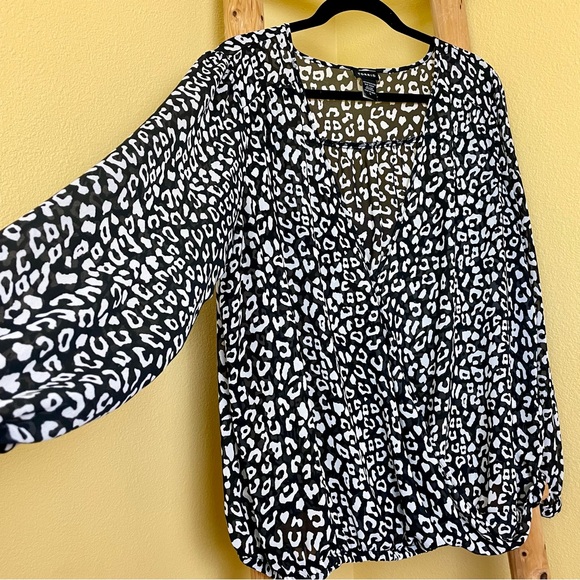 Torrid Blouse Leopard Print Black White Chiffon Surplice Drape Neckline Size 0X - Picture 2 of 11